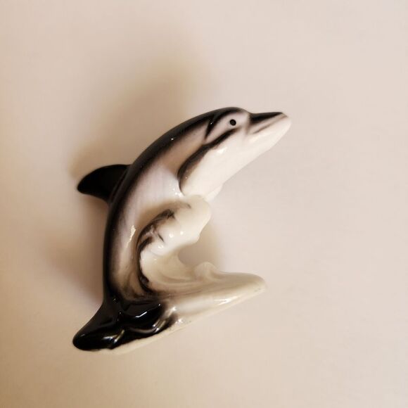 Set of Two Miniature Figurines Killer Whale and a Dolphin Sea World - Picture 2 of 6